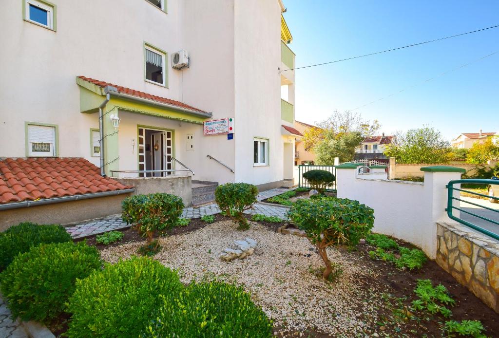 a garden in front of a building at Apartment Sanja in Vodice