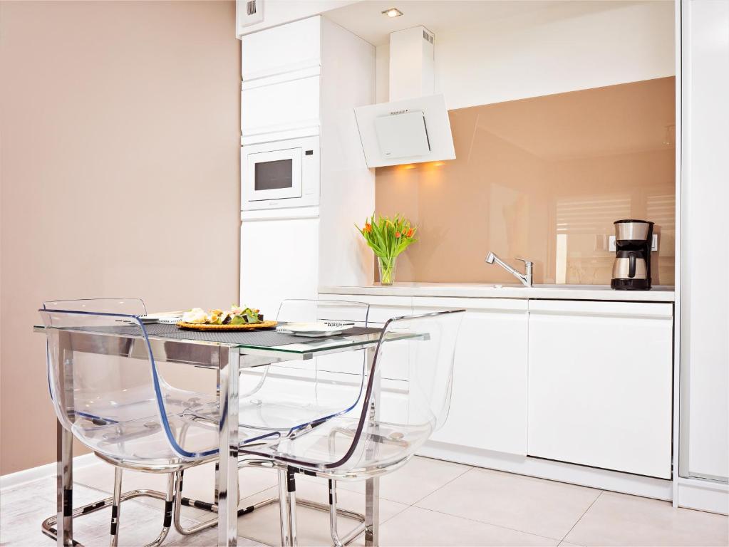 Kuchyň nebo kuchyňský kout v ubytování Apartamenty Homely Place Casa Verona - Stary Rynek - Parking