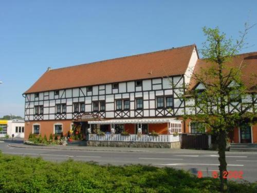 een groot gebouw met een bruin dak bij Hotel Restaurant Schrotmühle in Scheinfeld
