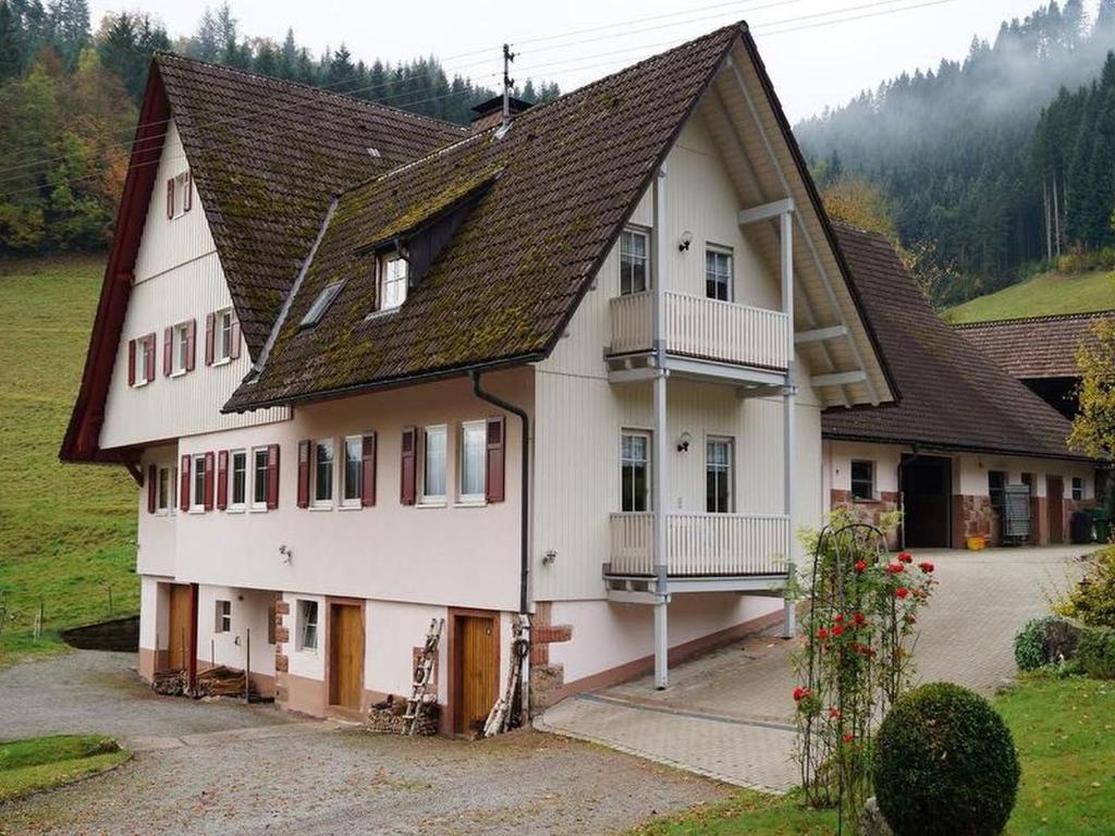 een groot wit gebouw met een bruin dak bij Klausseppenhof in Oberwolfach