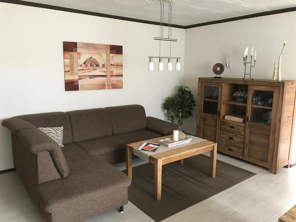 sala de estar con sofá y mesa de centro en Ferienwohnungen Kutscherschänke en Bad Zwischenahn