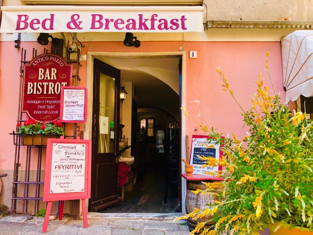 un restaurant avec un panneau indiquant le Bed & Breakfast dans l'établissement Antico Pozzo Bed and Breakfast, à Finale Ligure