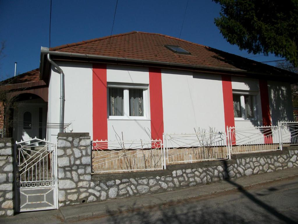 uma casa com riscas vermelhas e brancas em Füge Vendégház em Miskolctapolca