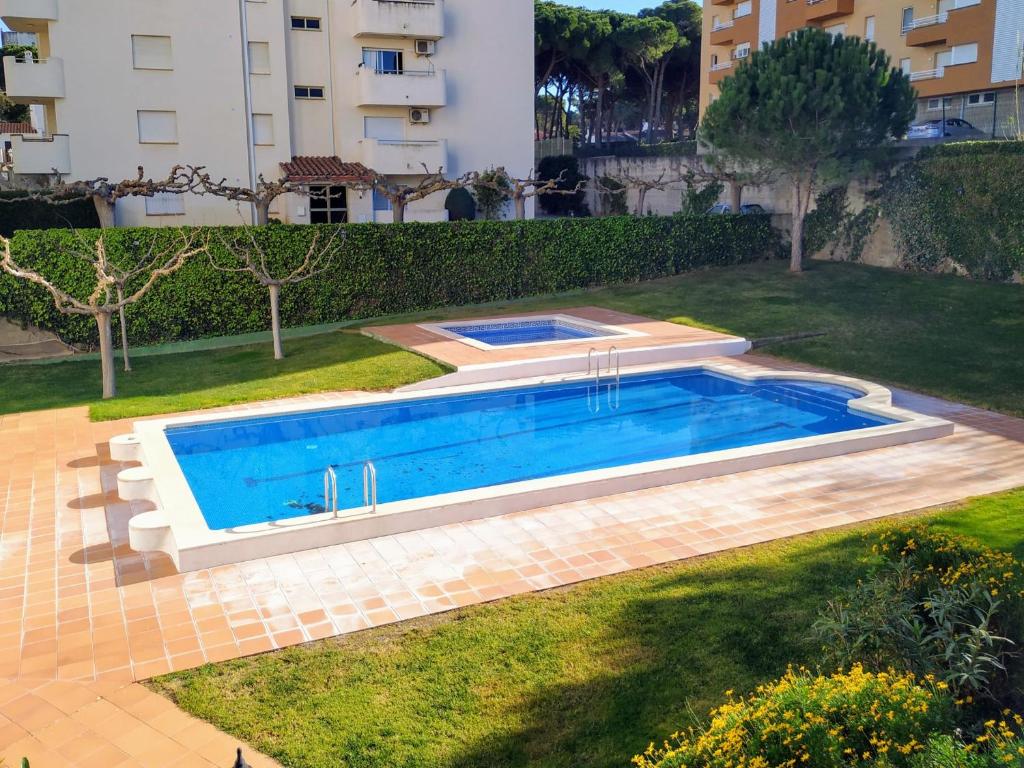 uma vista superior de uma piscina num quintal em VACAY Apartamento Escalet em L'Escala