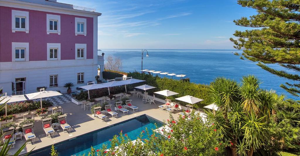 um hotel com piscina ao lado de um edifício em Hotel Villa Garden em Sant'Agnello