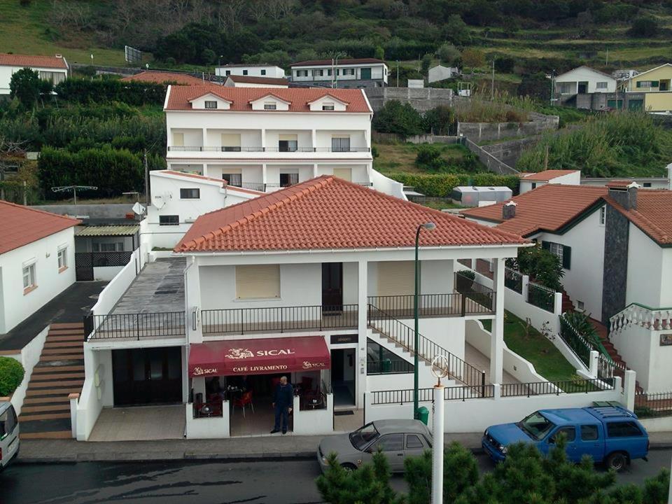 duży biały budynek z czerwonym dachem w obiekcie Residência Livramento w mieście Velas