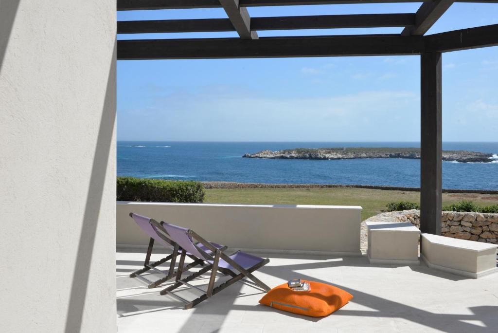 un patio con sillas y vistas al océano en Villa Pirreca en Favignana