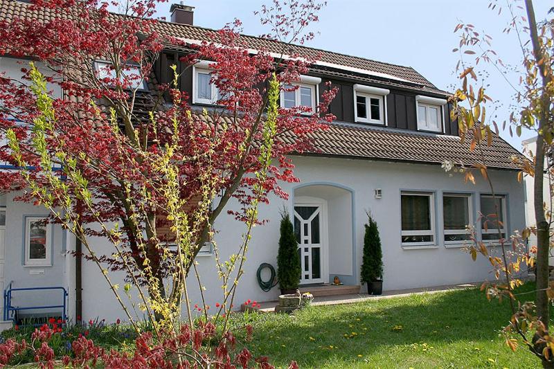 ein weißes Haus mit einem Baum davor in der Unterkunft Hotel zur Schwaben-Schänke in Renningen