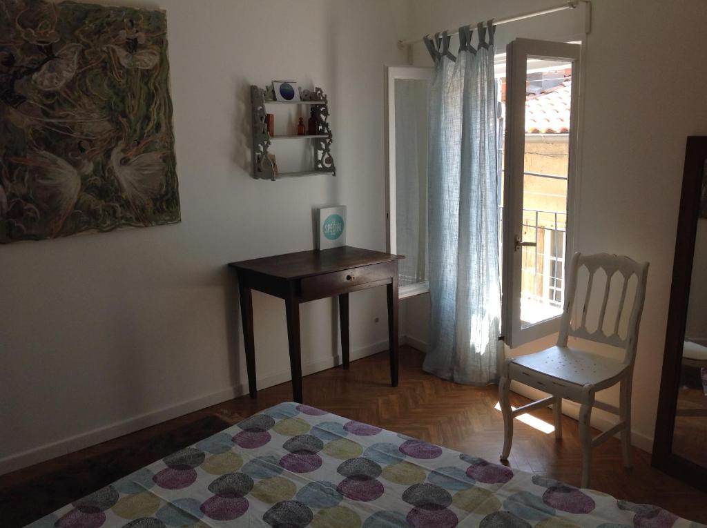 sypialnia z łóżkiem, biurkiem i krzesłem w obiekcie Appartement centre historique Beziers w Béziers