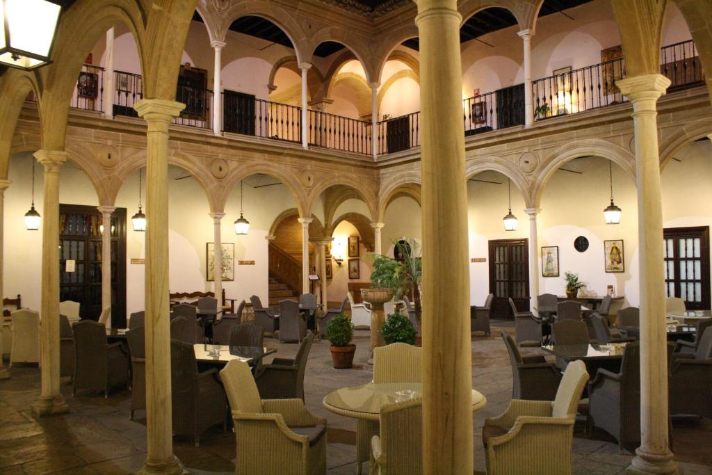 un restaurante con mesas y sillas en un edificio en Parador de Ubeda, en Úbeda