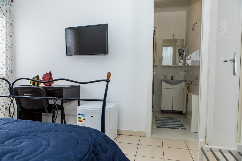 Televízia a/alebo spoločenská miestnosť v ubytovaní Veda elegant rooms