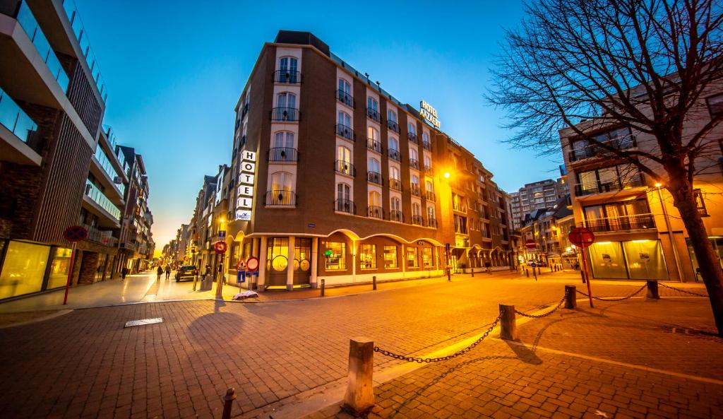 een lege straat in een stad 's nachts bij Hotel Aazaert by WP Hotels in Blankenberge