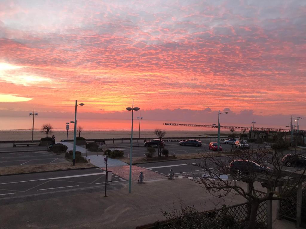 - un coucher de soleil sur un parking près de l'océan dans l'établissement COUCHANT RADIEUX Appartement 2 pièces 4 personnes vue mer, à Saint-Jean-de-Monts