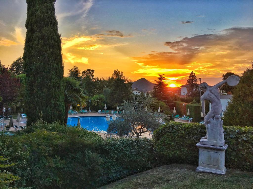 Basen w obiekcie Hotel Des Bains Terme lub w pobliżu