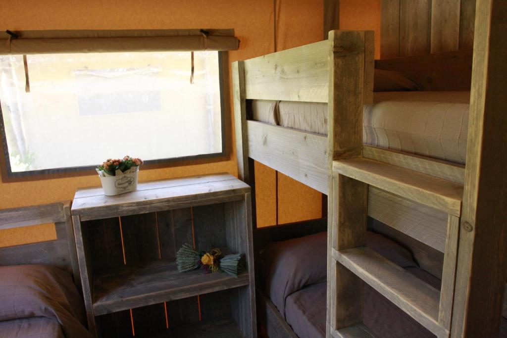 Narivoodi või narivoodid majutusasutuse Glamping Alcantara toas