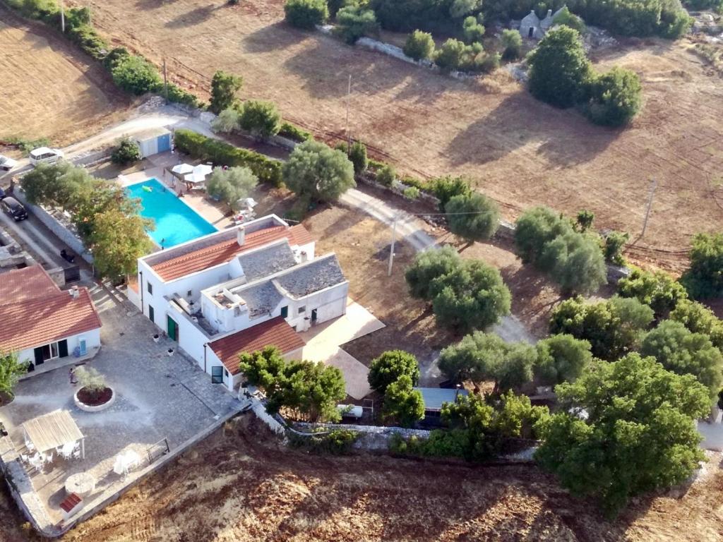 an aerial view of a house with a swimming pool at Dimora del Sole in Putignano