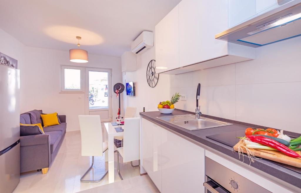 Kuchyňa alebo kuchynka v ubytovaní Apartment Sendi 5 min from the beach