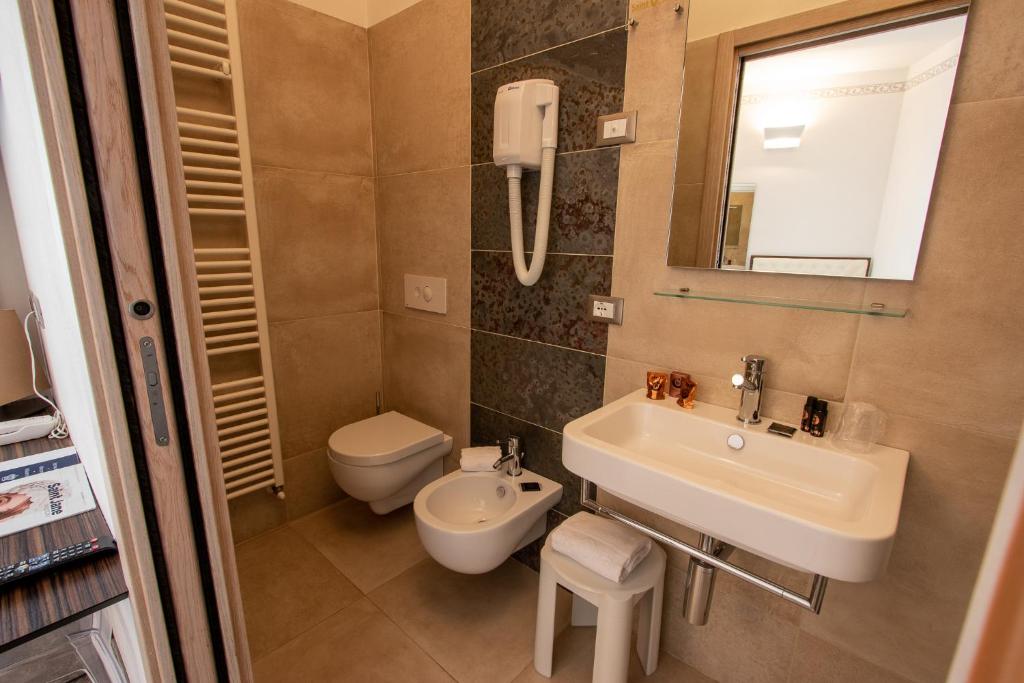 Koupelna v ubytování Hotel Corona