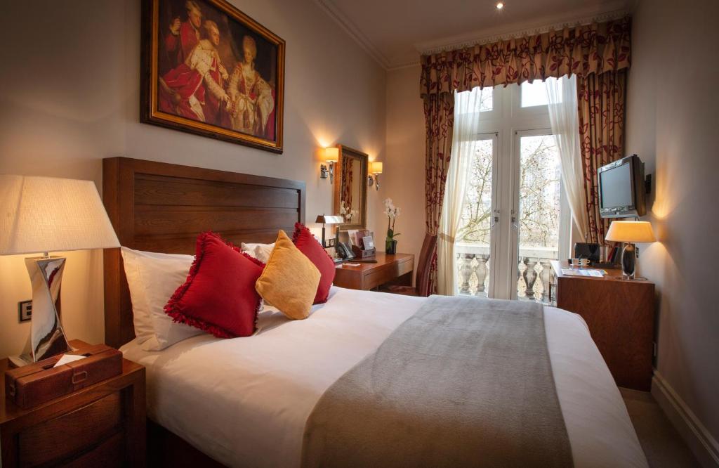 Cama ou camas em um quarto em The Royal Horseguards Hotel, London
