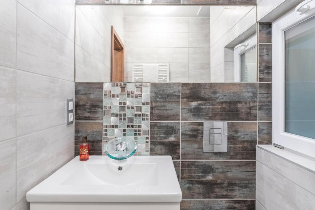 A bathroom at Modern 2 bedroom apartment with free airport transfer
