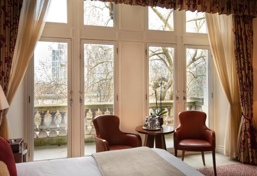 Uma área de estar em The Royal Horseguards Hotel, London