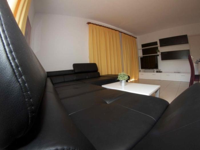 Telewizja i/lub zestaw kina domowego w obiekcie CHALET 84 con PISCINA PRIVADA