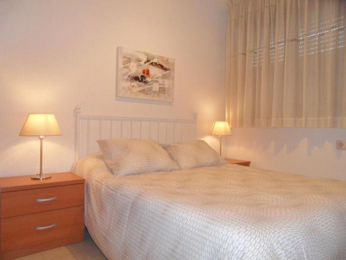 1 dormitorio con 1 cama con 2 lámparas y una ventana en AUREA, estancia EN SANTA CRUZ, SUPER CENTRICO! en Santa Cruz de Tenerife