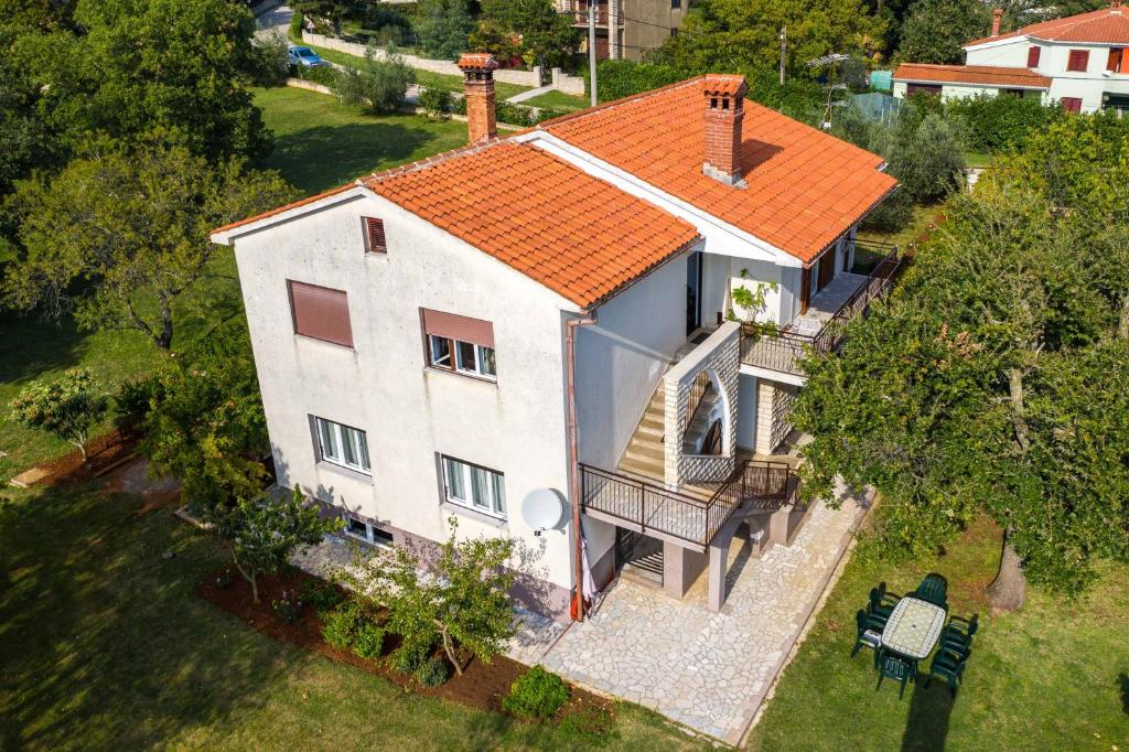 una vista aérea de una casa blanca con techo naranja en Apartment Nono, en Krnica