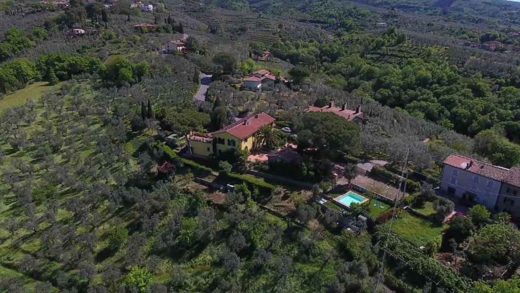 une vue aérienne d'une maison sur une colline dans l'établissement Agriturismo Podere Rondinaio, à Lamporecchio