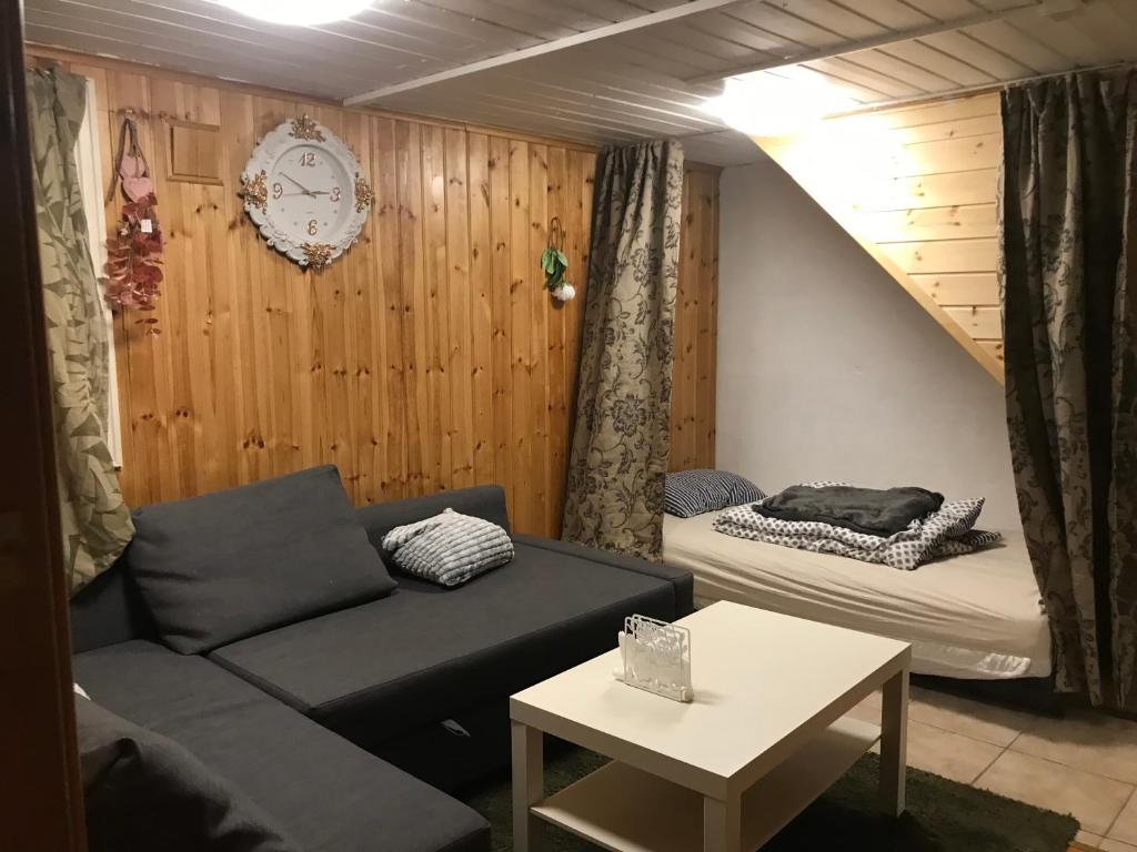 salon z kanapą i łóżkiem w obiekcie Nordhagen 17 w Stavangerze