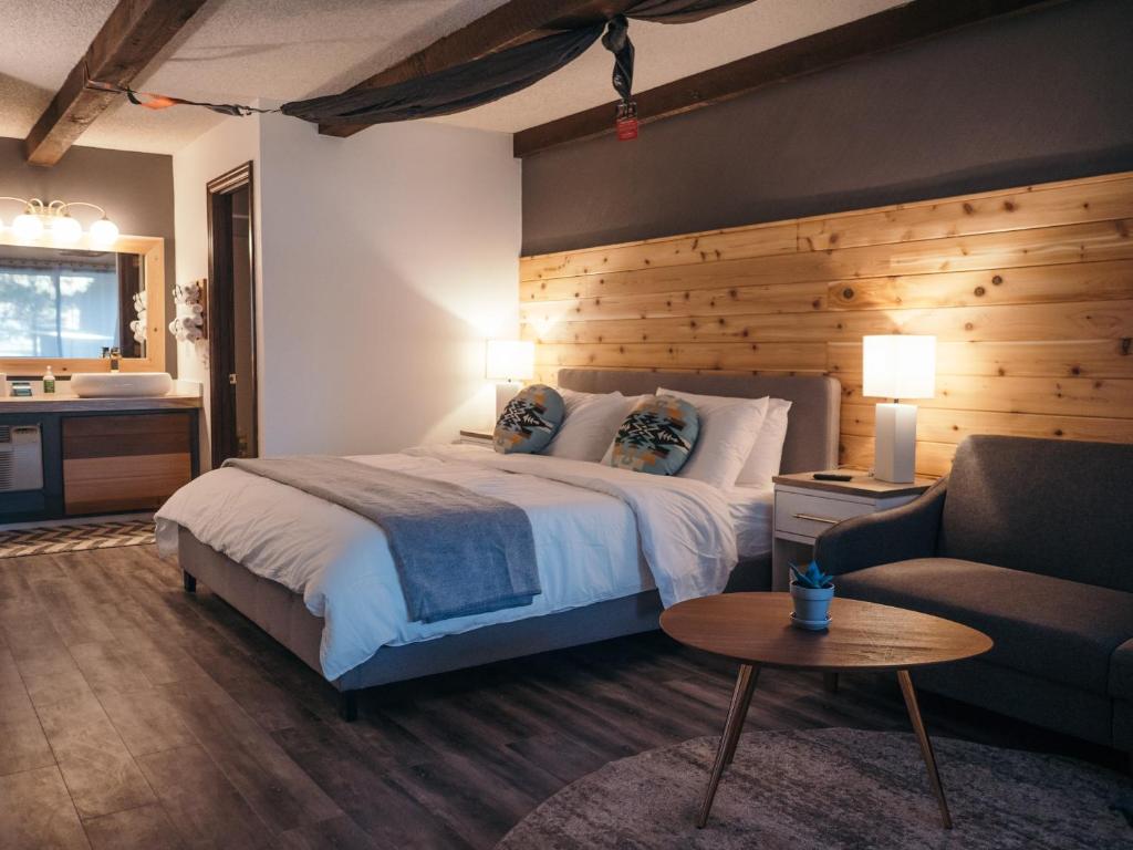 Postel nebo postele na pokoji v ubytování LOGE Bend