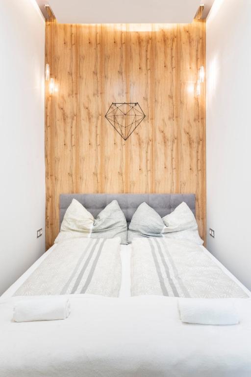A bed or beds in a room at Modern 2 bedroom apartment with free airport transfer
