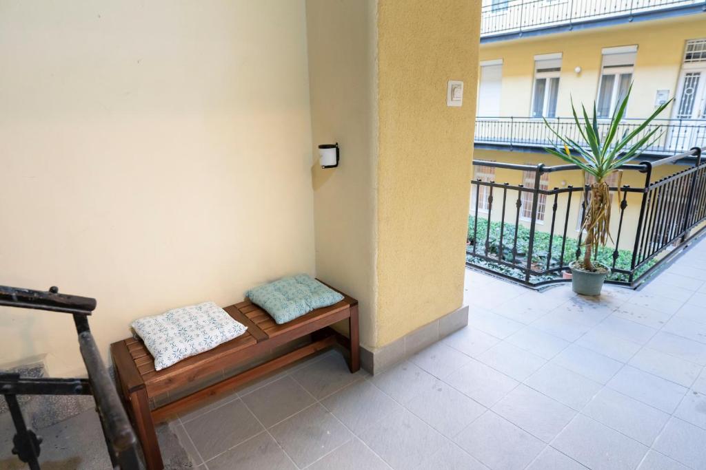 A balcony or terrace at Modern 2 bedroom apartment with free airport transfer