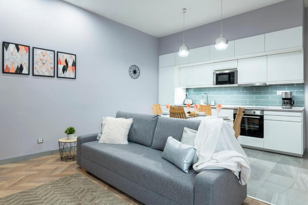 A kitchen or kitchenette at Modern 2 bedroom apartment with free airport transfer