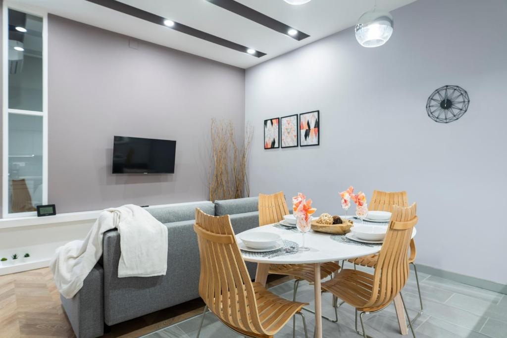 A television and/or entertainment centre at Modern 2 bedroom apartment with free airport transfer
