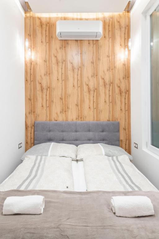 A bed or beds in a room at Modern 2 bedroom apartment with free airport transfer