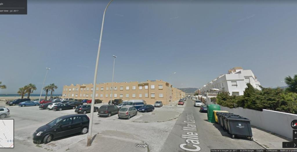 - un parking avec des voitures garées dans la rue dans l'établissement Livingtarifa Casa Del Mar, à Tarifa