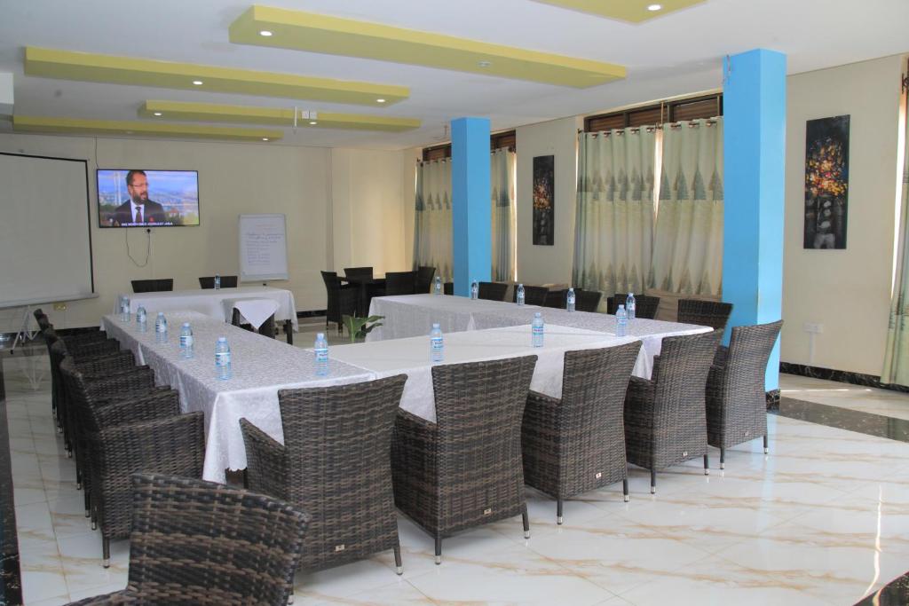 TV a/nebo společenská místnost v ubytování Interservice Hotel