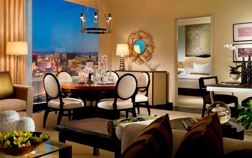 ein Wohnzimmer mit Tisch und Stühlen und ein Schlafzimmer in der Unterkunft Trump International Hotel Las Vegas in Las Vegas