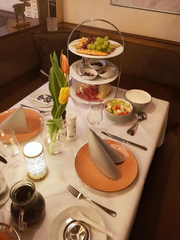 uma mesa com pratos de comida por cima em Oberwaldhaus em Darmstadt