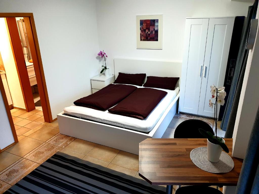 - une chambre avec un lit et une table dans l'établissement Wohlfühl-Apartment Bad Kissingen II, à Bad Kissingen