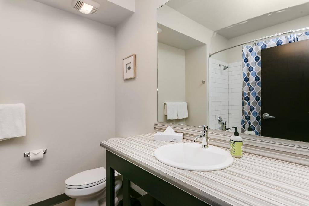 Silver Creek Hotel - King Garden Tub Suite