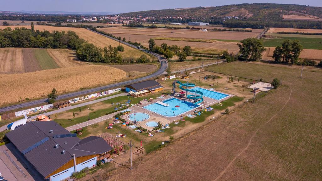 Bazén v ubytování Hotel Žabčice nebo v jeho okolí