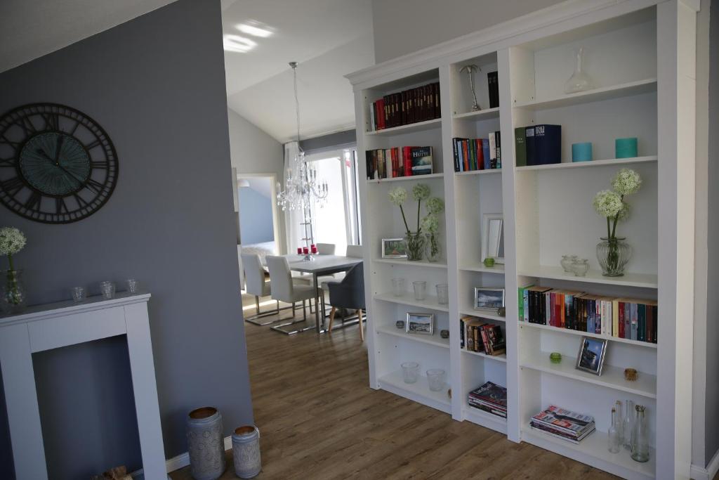 un soggiorno con camino e librerie di Apartment mit Designerküche, Loggia Ludwigsburg nahe Stuttgart a Ludwigsburg