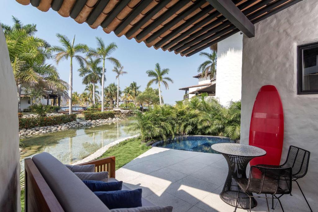Бассейн в Thompson Zihuatanejo, A Beach Resort, by Hyatt или поблизости
