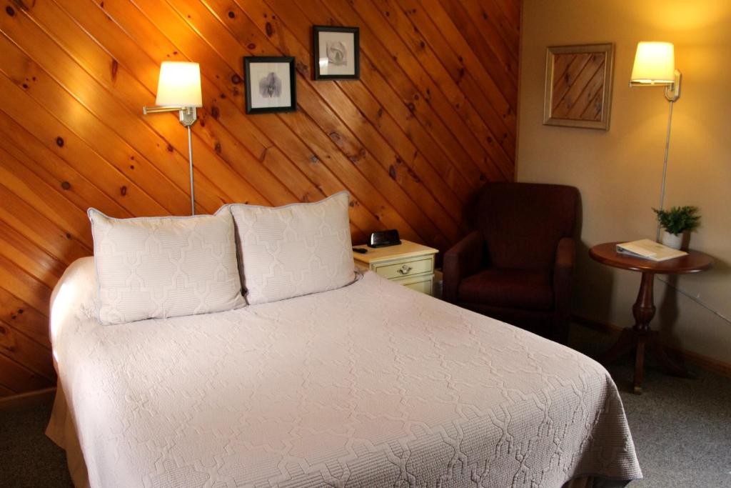 Postel nebo postele na pokoji v ubytování All Seasons Inn