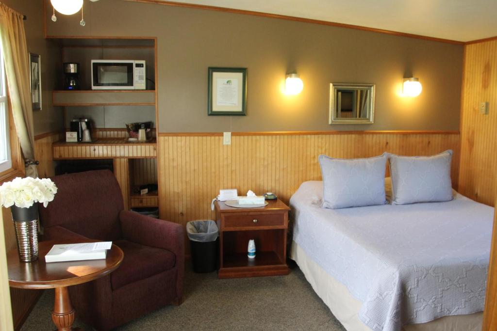 Postel nebo postele na pokoji v ubytování All Seasons Inn