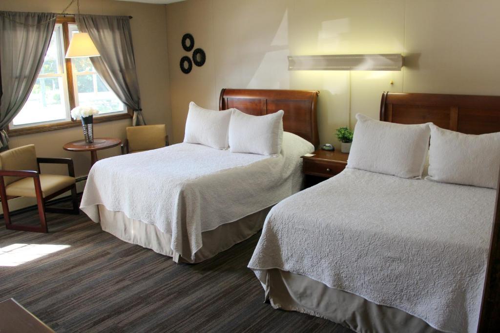 Postel nebo postele na pokoji v ubytování All Seasons Inn
