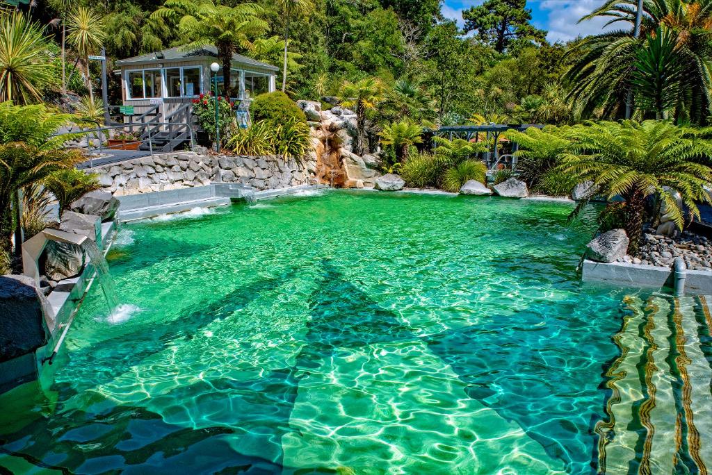 Bazén v ubytování Taupo Debretts Spa Resort nebo v jeho okolí