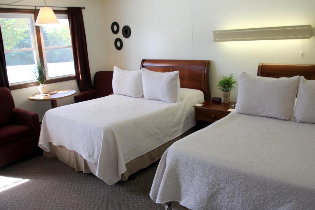 Postel nebo postele na pokoji v ubytování All Seasons Inn